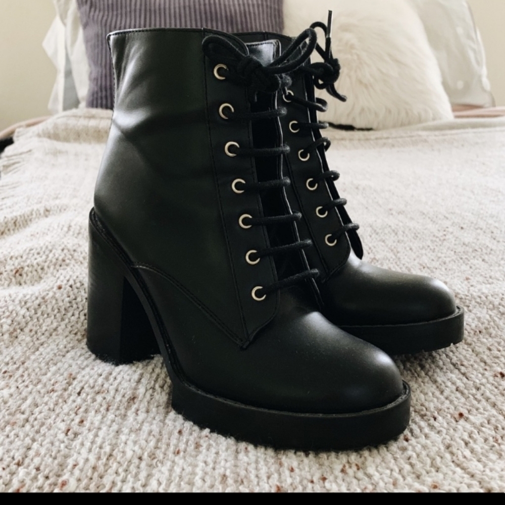 Pull and Bear O ring zip up size 7